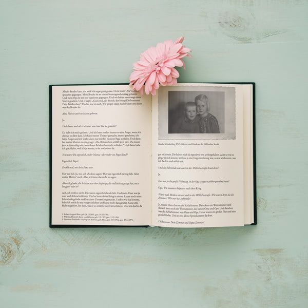Aufgeschlagenes Lebensgeschichtliches Buch mit Erinnerungen und einem Familienfoto